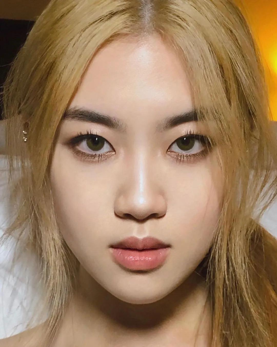 lisa和rosie秀恩爱,lisa与rosa在直播间接吻