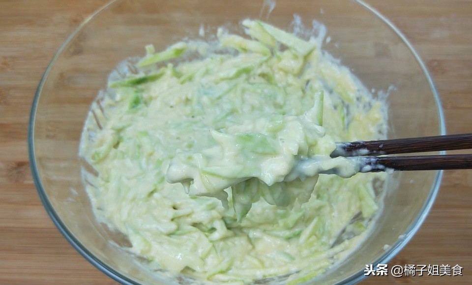 家常“烙饼”的做法，酥脆可口，全家人都喜欢，一次做6张没够吃