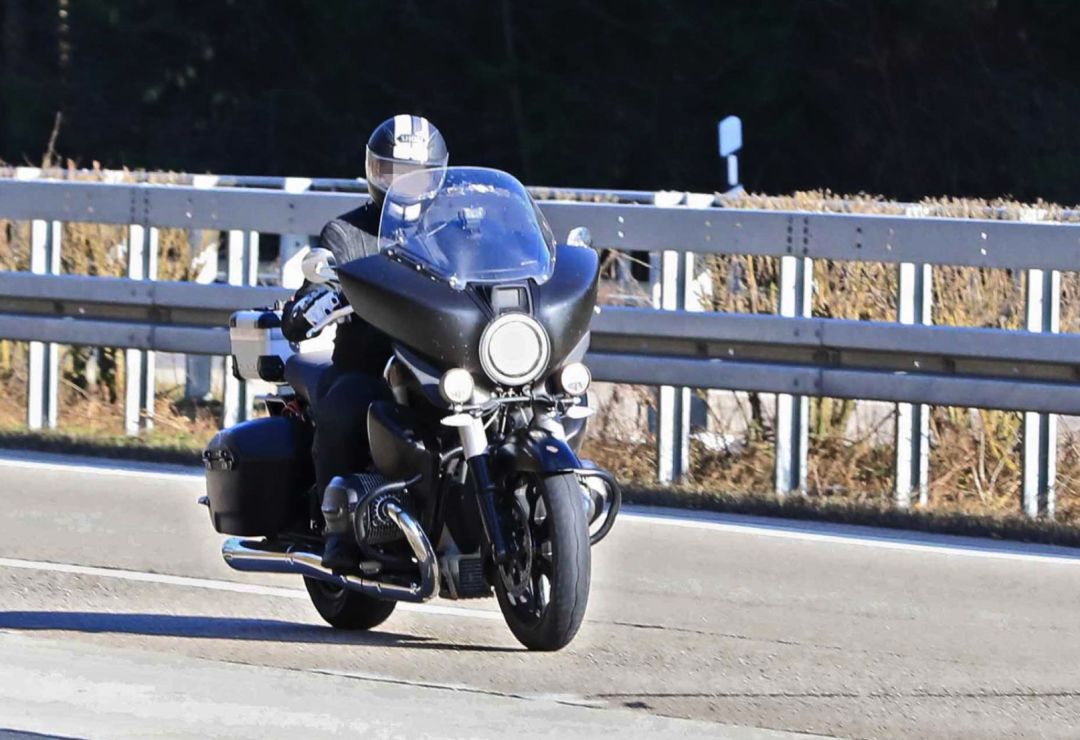 哈雷大滑翔最新款摩托车,哈雷旗舰滑翔2023最新款