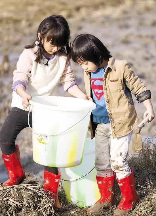 不要把孩子培养成纯“水晶娃娃”偶尔要让孩子回归平凡