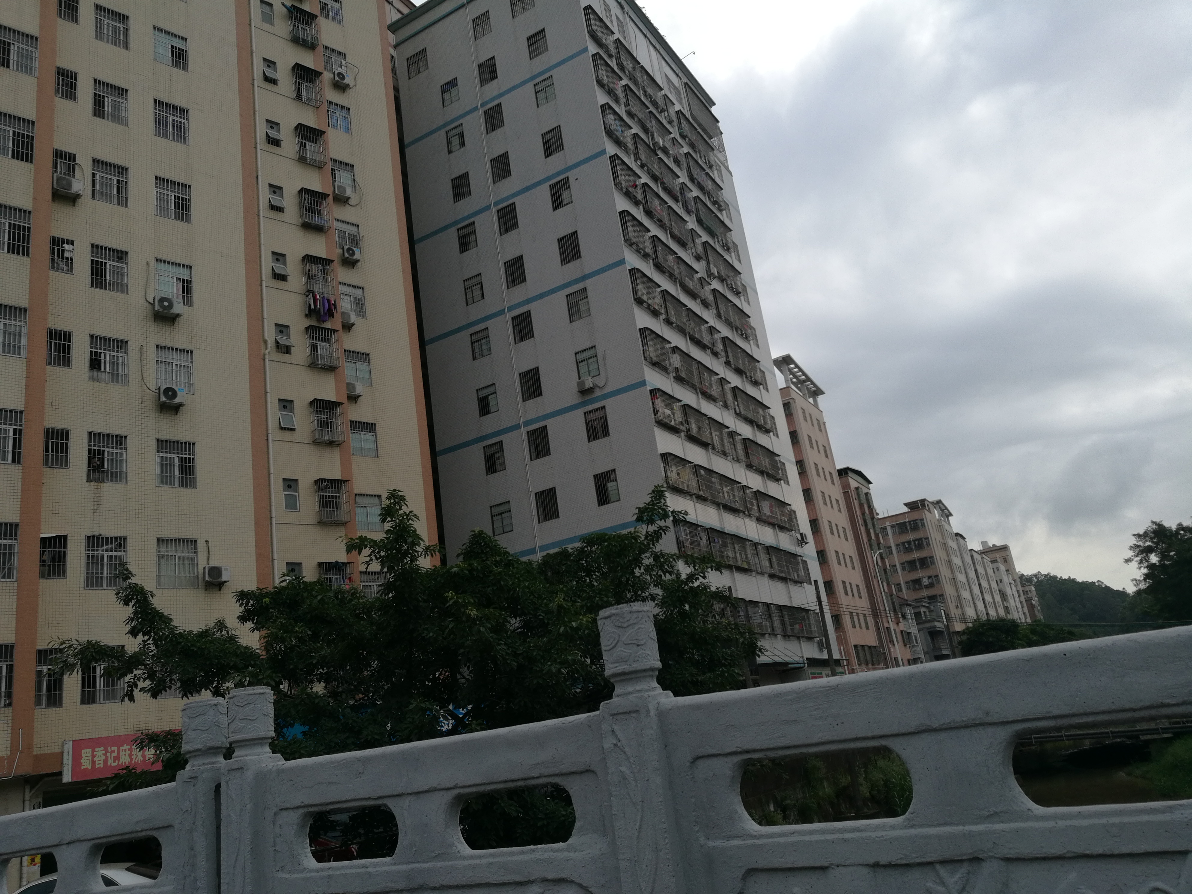 房子70年产权到期了应该怎么办,房子到年限强制报废住户怎么办