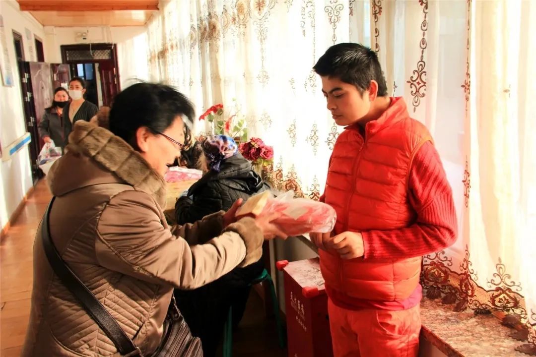 *疆新**欢喜老年公寓创始人热孜亚：她用爱为老人心中照进一束光