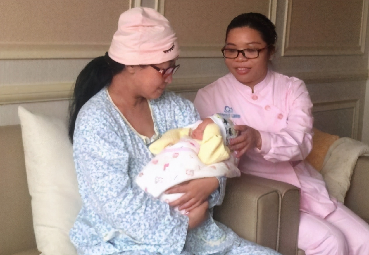 给宝宝拍嗝过程中吐奶怎么回事,给宝宝拍嗝时吐奶应该怎么办