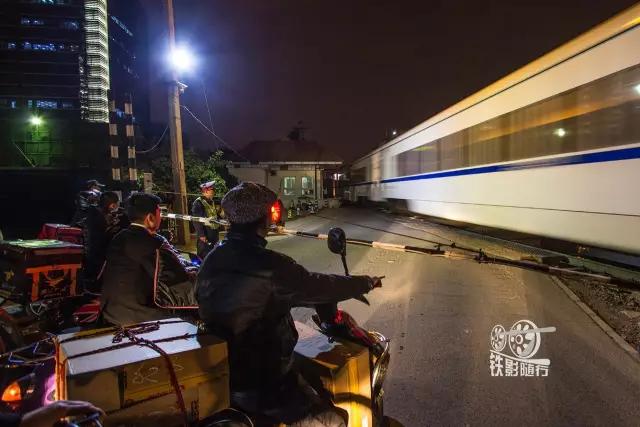 火车来了行人车辆请注意安全,行人车辆请注意火车就要来了