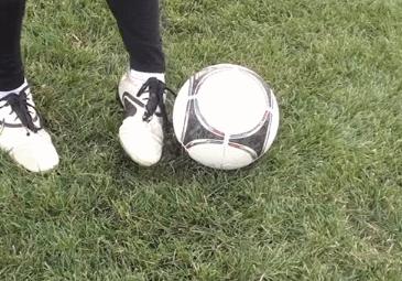 侧凌空射门的正确方法,凌空射门教学