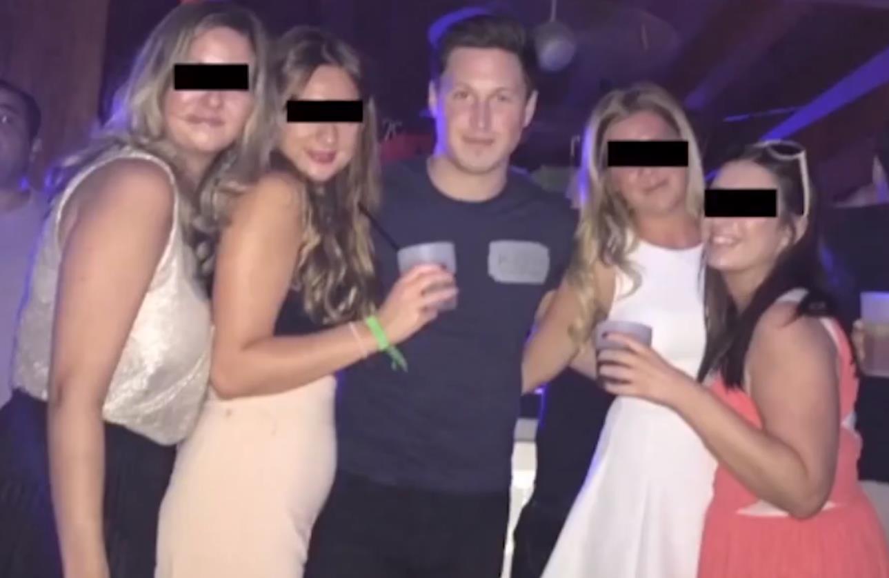 小伙离婚后买彩票中了5000万,买彩票中大奖环游世界