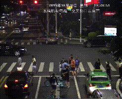 奇葩男子爬上岗亭睡大觉,奇葩男子睡马路