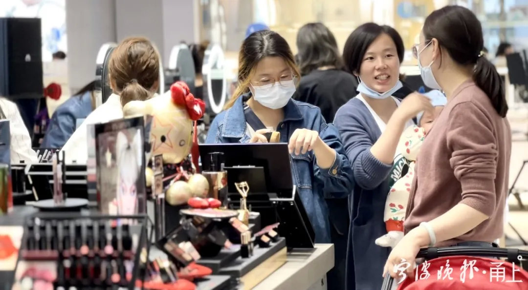 “宇宙尽头”还是买买买!雅诗兰黛小棕瓶4天卖2000多套、和义大道1分钟不到卖了20万券…