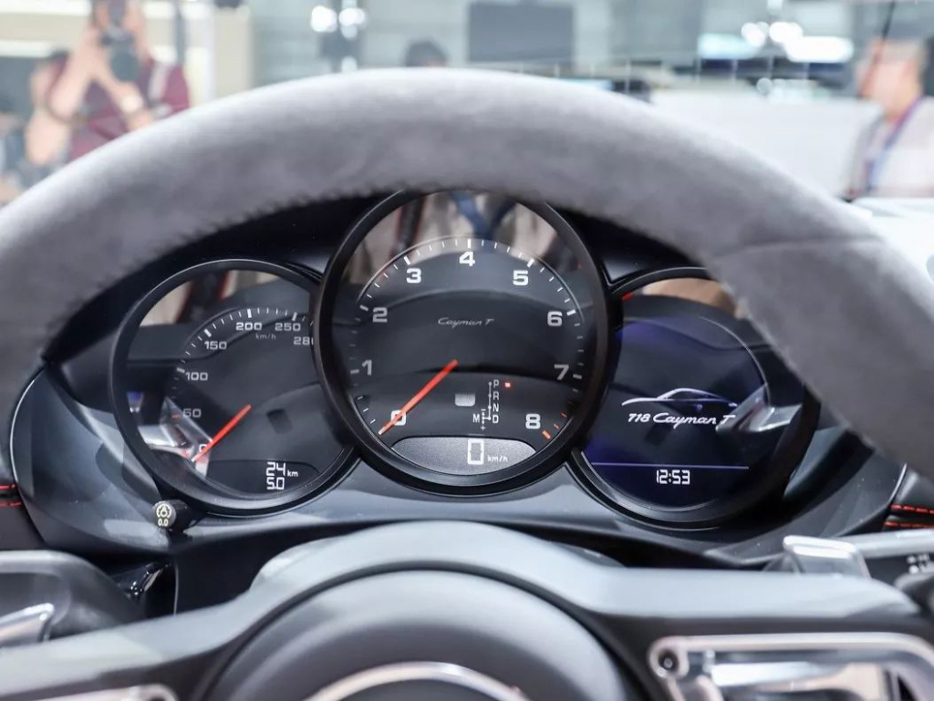 23岁女总裁提劳斯莱斯,23岁美女提车保时捷