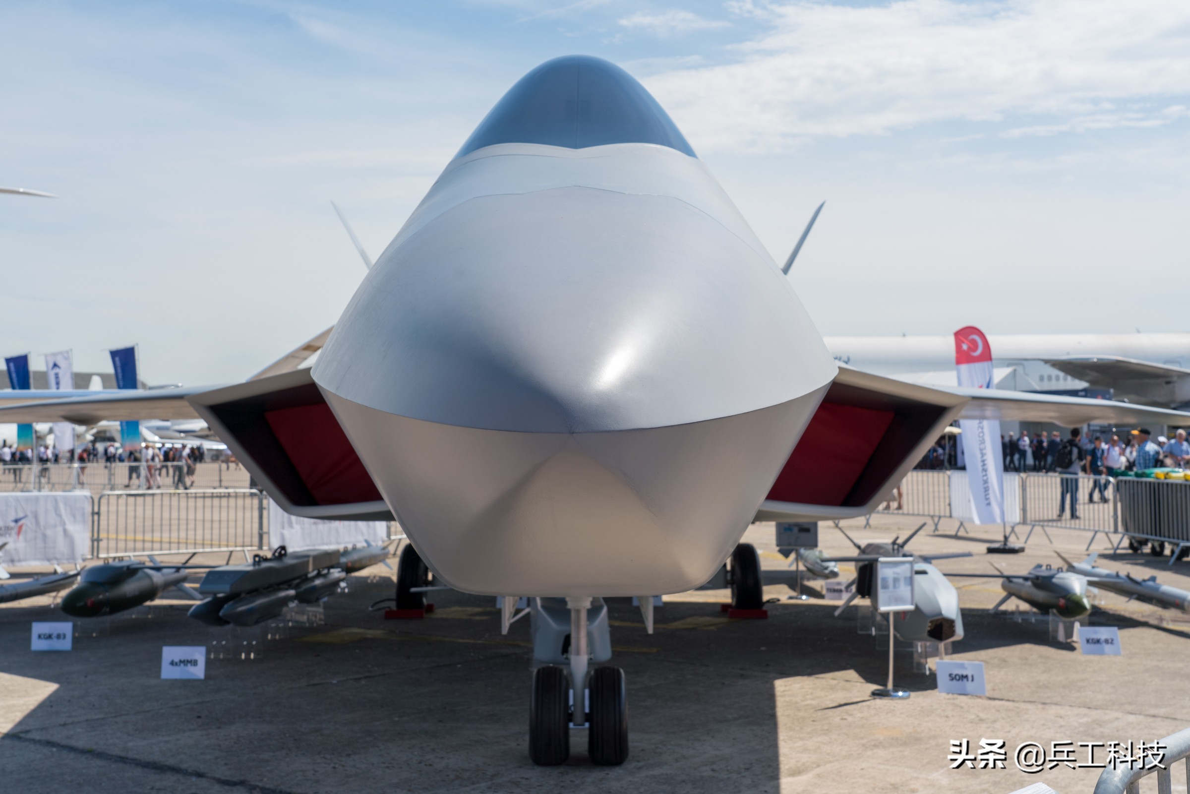 土耳其五代机全尺寸样机模型首次亮相巴黎航展，这不是玩票，是一架认真设计的五代机