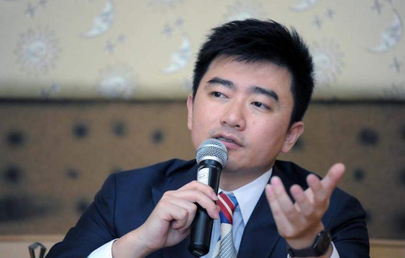 央视主持芮成钢，曾是高考状元世界红人，为何会沦为“阶下囚”？