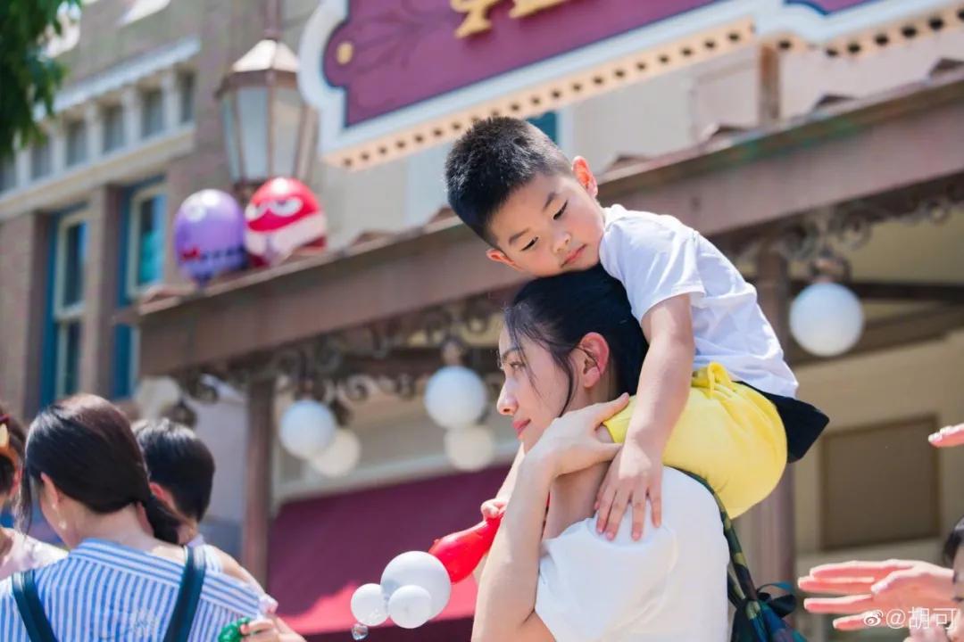 胡可气得想打大儿子视频,胡可打儿子