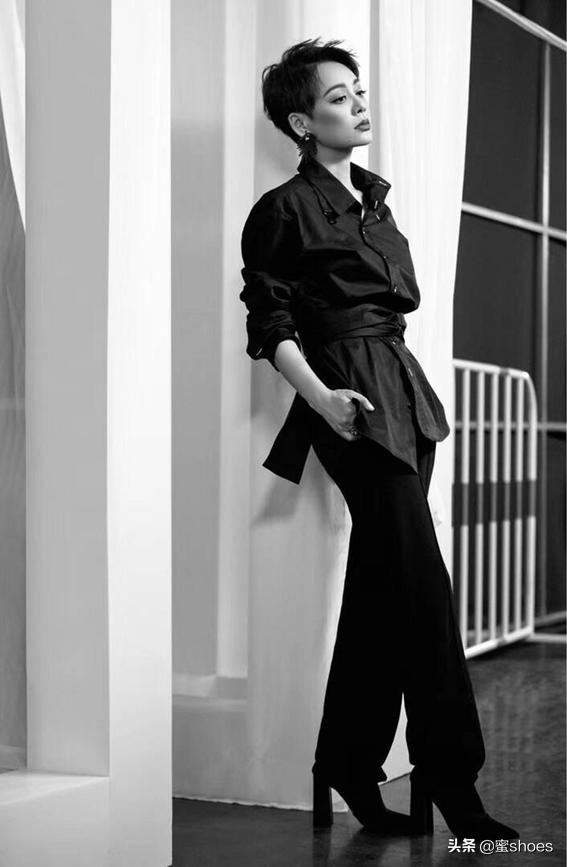 银白色高跟鞋推荐低跟,显白高级的高跟鞋你值得拥有