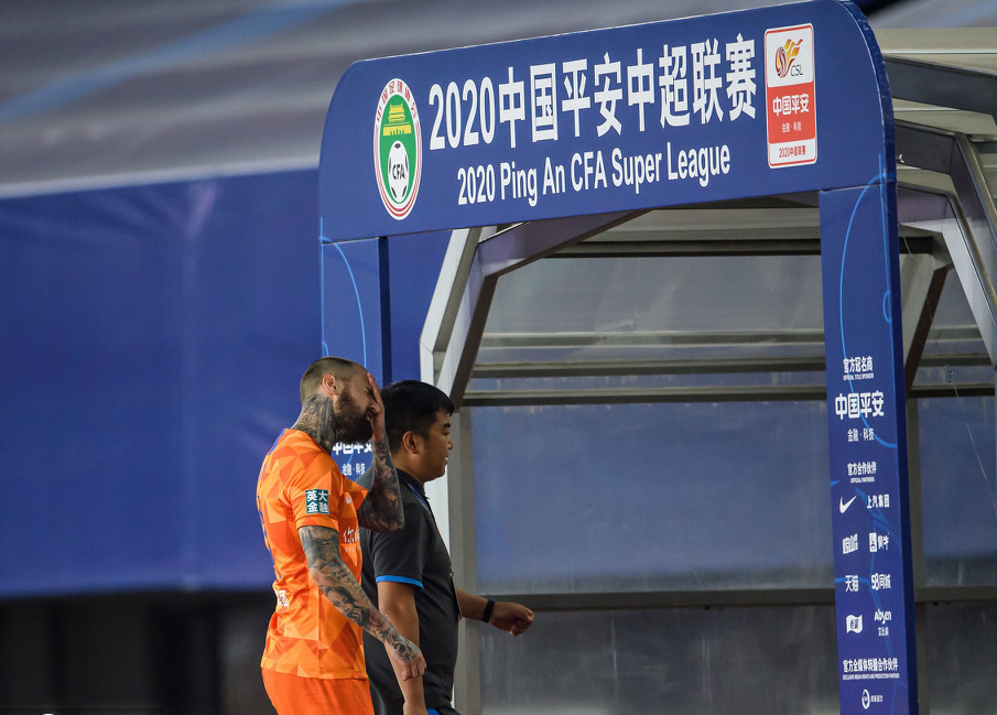 裁判对鲁能争议判罚集锦,中超争议裁判鲁能