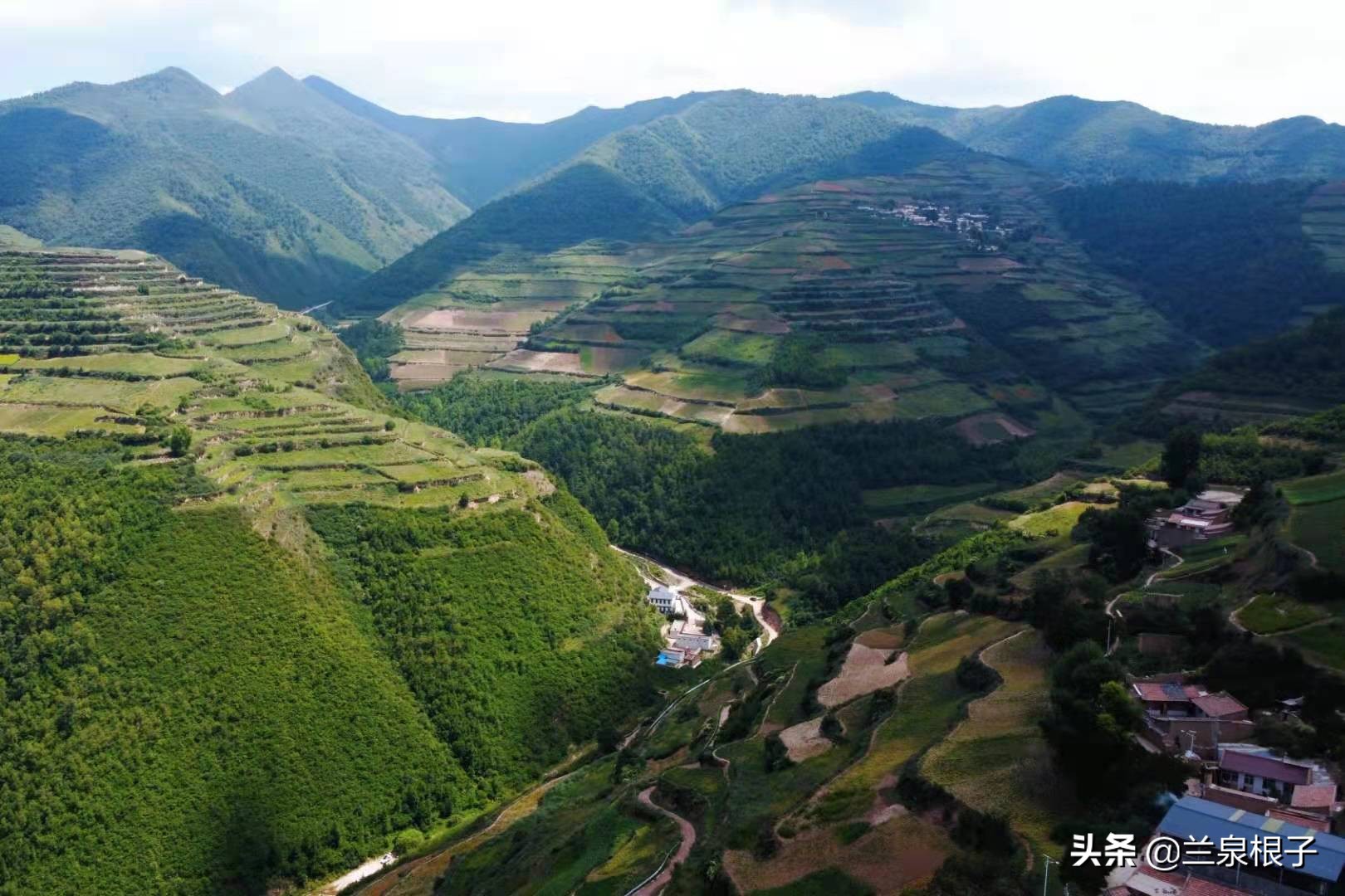 兰州南部大山深处山脊线上的美丽原野乡村沟对巴