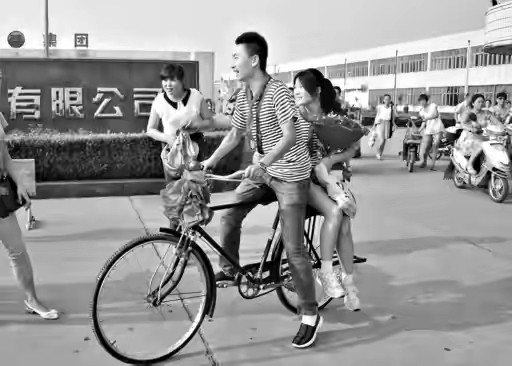 80年代结婚四大件要多少钱,80年代东北夫妻骑二八大杠自行车