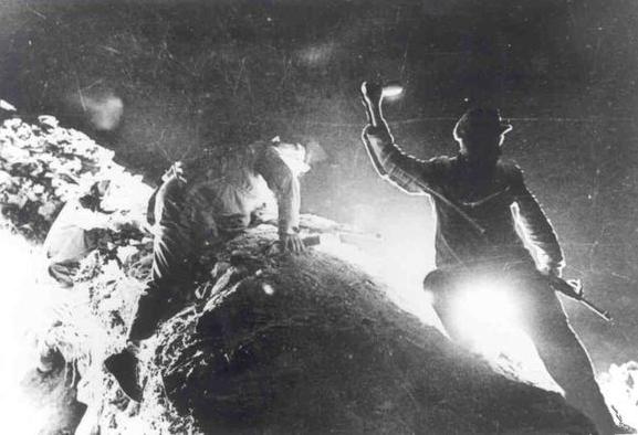 黑人退伍英雄被白人打瞎！凶手被判无罪，美国法律帮了志愿军大忙