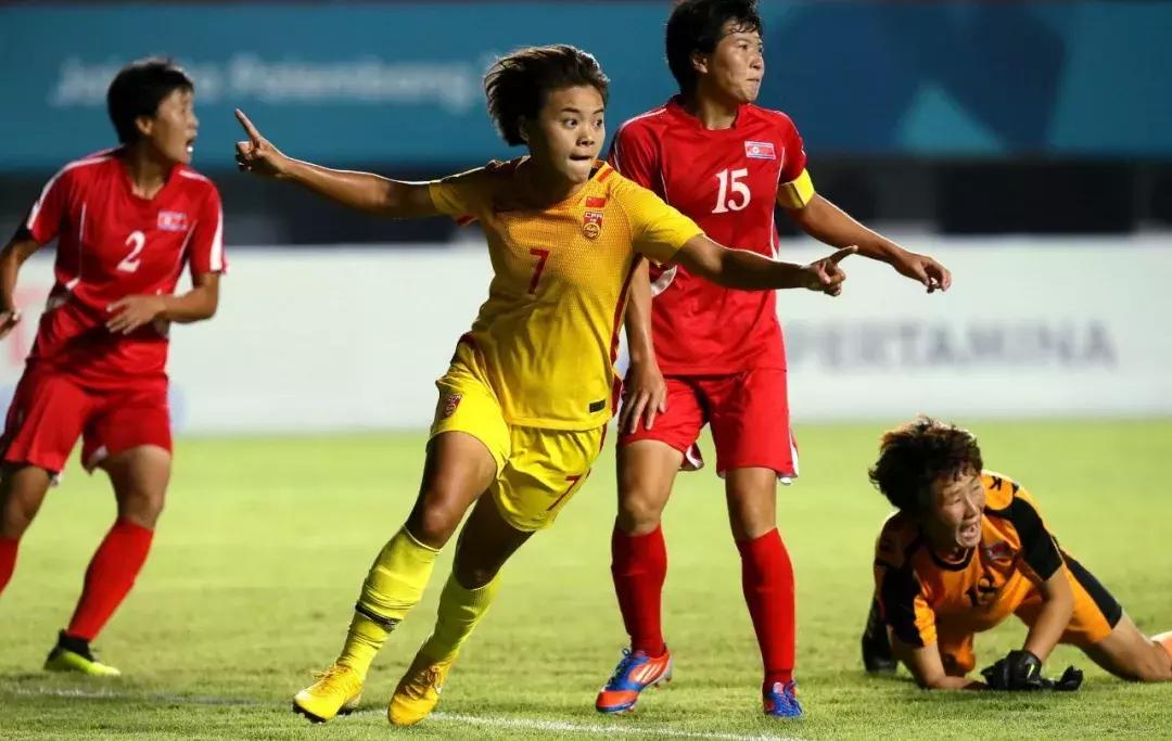 她是c罗最爱的女人,梅西和c罗谁更受女性青睐