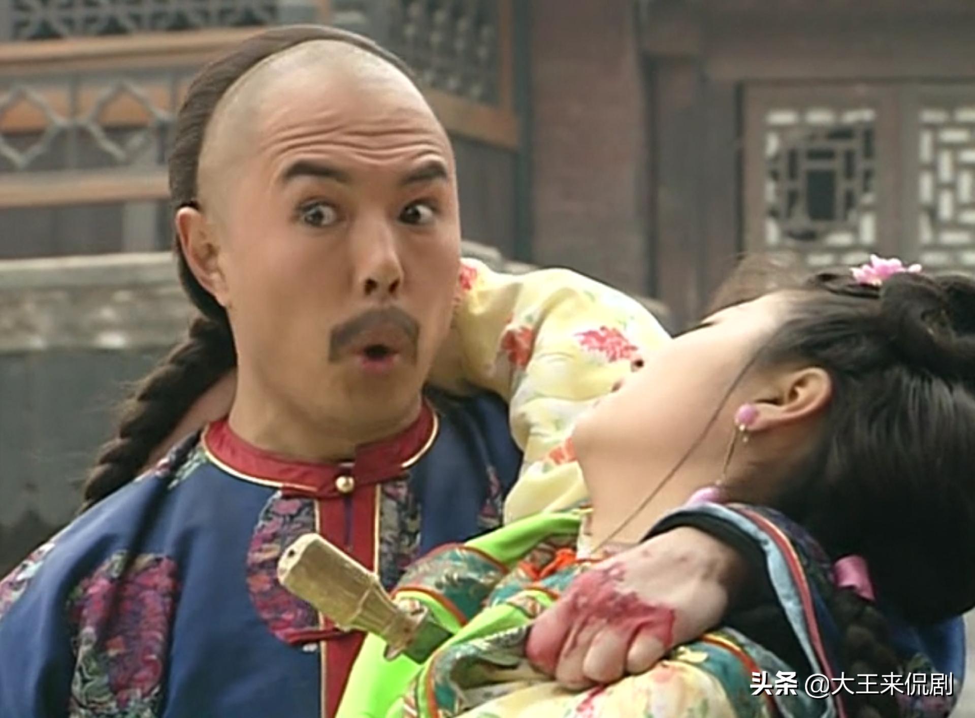 紫薇眼睛瞎了皇上派福伦找到紫薇,紫薇替皇上挡刀知府来救驾