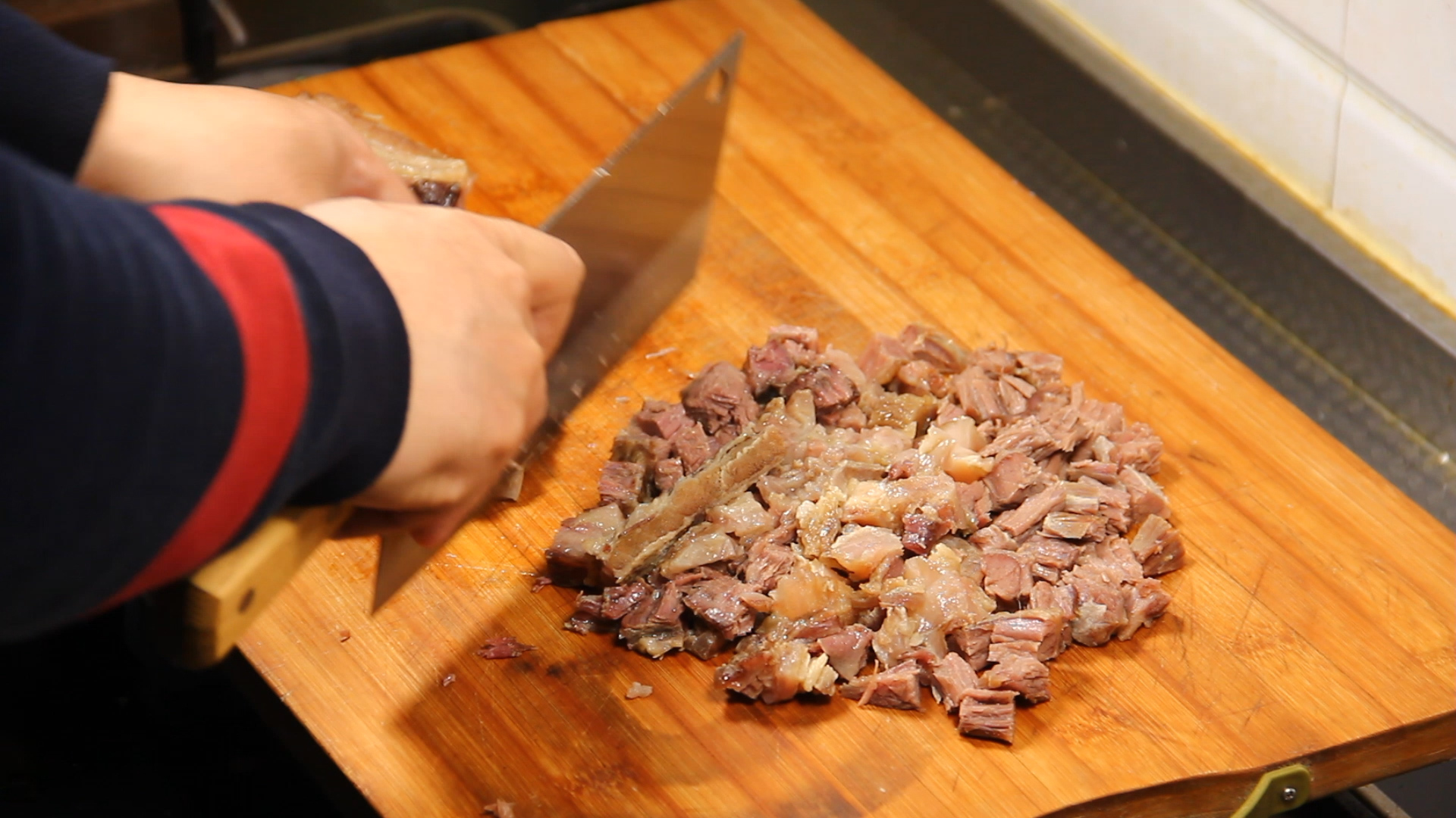 香菇牛肉酱二元一罐,香菇牛肉酱方便携带一小盒