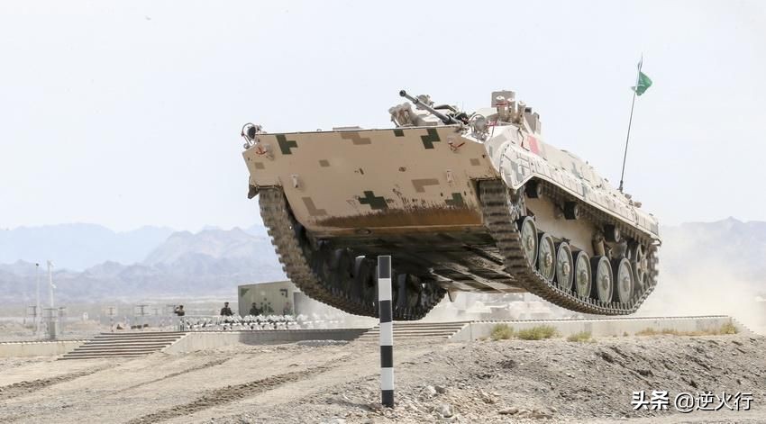 我国坦克的速度,中国最强的履带式装甲车