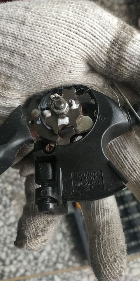 禧玛诺m370指拨安装教程,禧玛诺m370指拨盖拿不下来