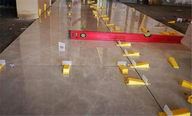 装修找熟人真的后悔吗,装修交给熟人去做靠谱吗