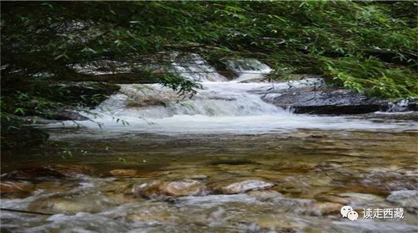 走青藏线翻越唐古拉山来到拉萨,西藏工布江达县的山脉