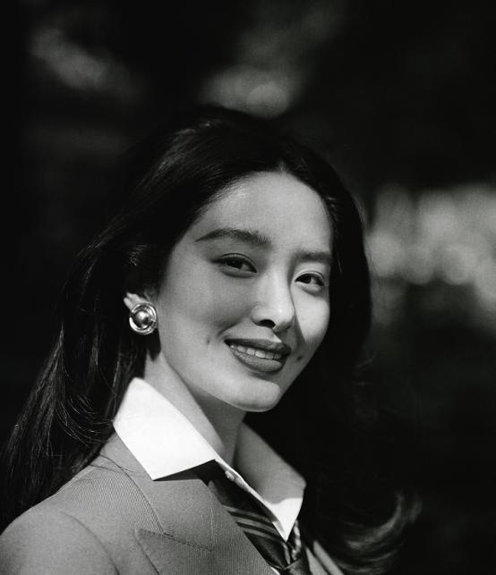 杨采钰穿搭黑色开叉长裙,杨采钰惊艳法式穿搭