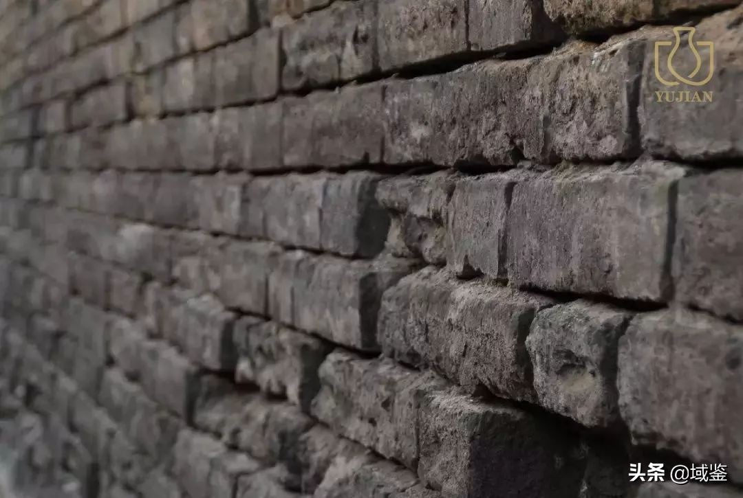 古代的砖是什么材质的,为什么原来的砖是青色现在是红色