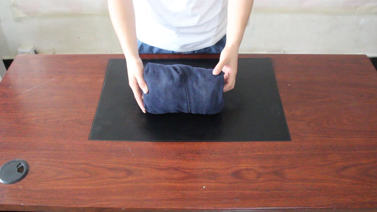 叠牛仔裤的简单叠法,叠短牛仔裤小技巧