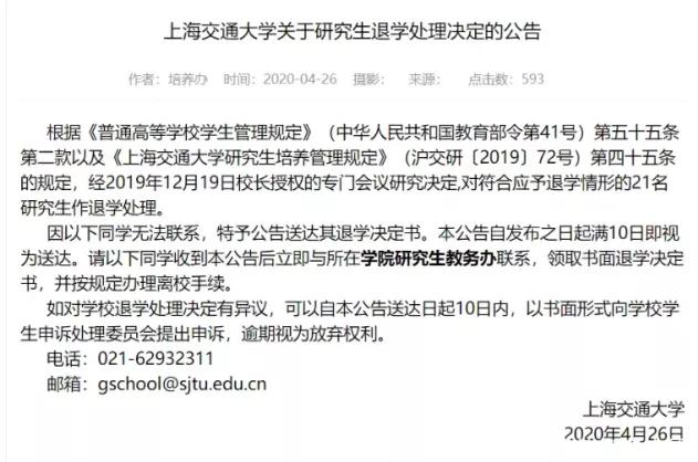 7岁女孩在案板上学习,7岁女童在案板下学习