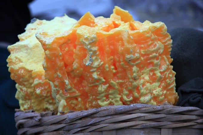 沐浴硫磺，追寻蓝火——印尼宜珍火山