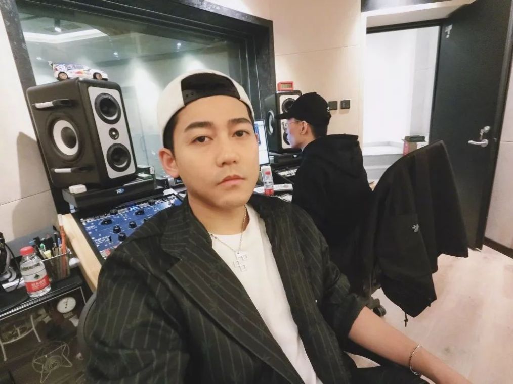 苏醒是摇滚歌手吗,苏醒早期唱歌