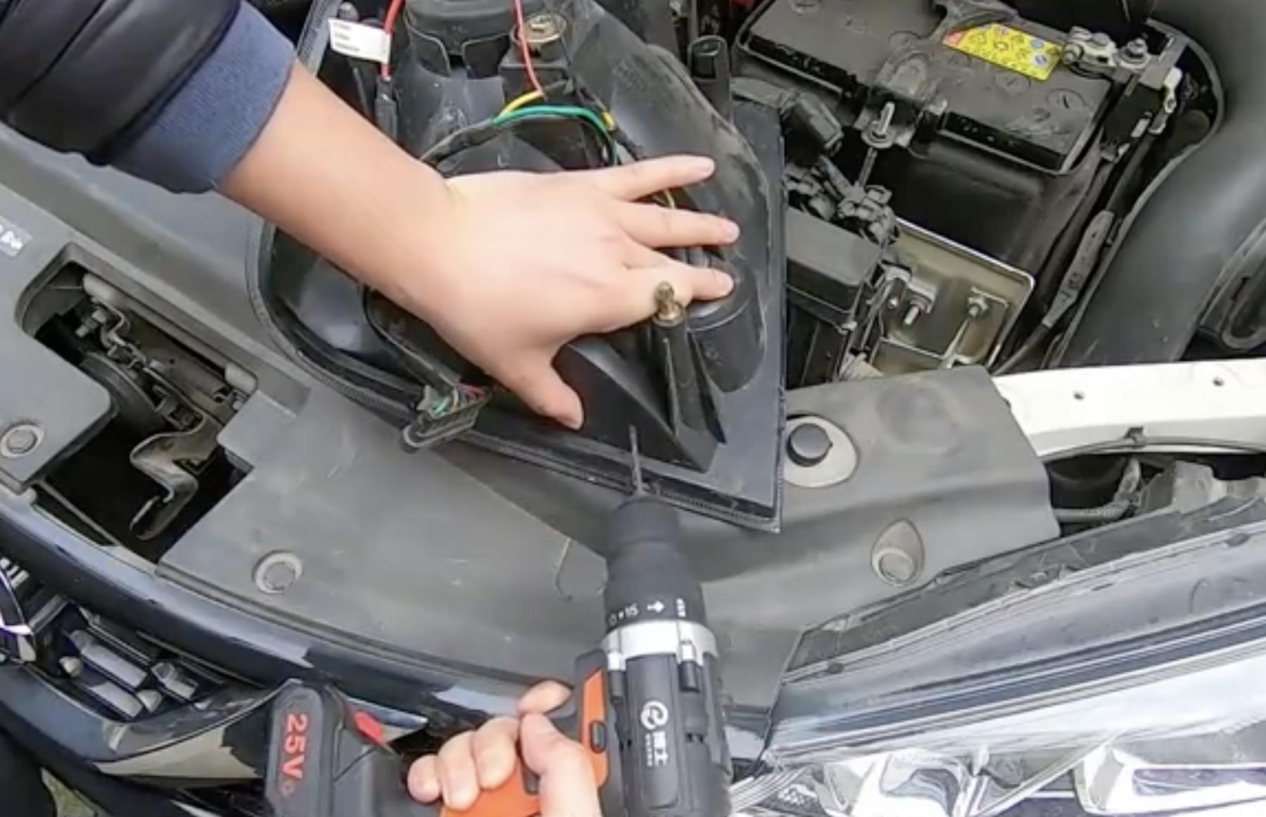 车灯起雾和进水照片,新车灯后尾灯进水起雾解决方法