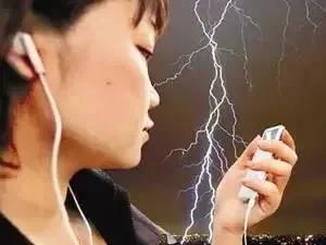 雷击闪电天气时会遇到什么危险,雷雨天气预报我们要慎防雷击