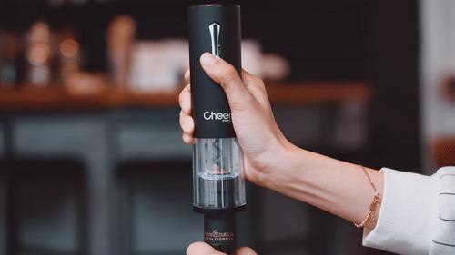 开红酒神器毫不费力的就开动了,有没有不用开瓶机打开红酒的方法