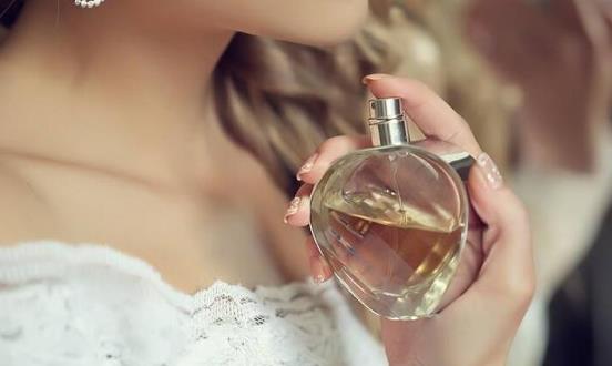香水喷太多怎样快速消除味道,香水喷多了怎么洗掉啊