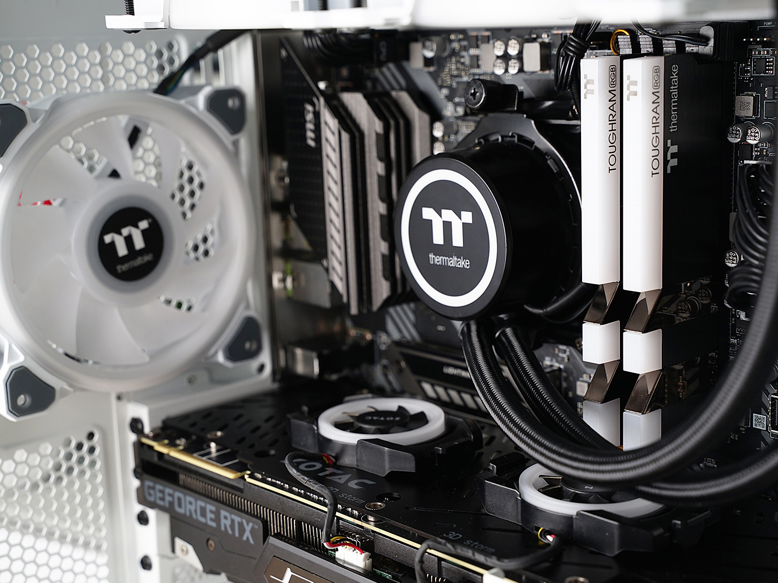 秀桌面：送老婆RGB全家桶PC，钱都花在光效上的感觉真棒