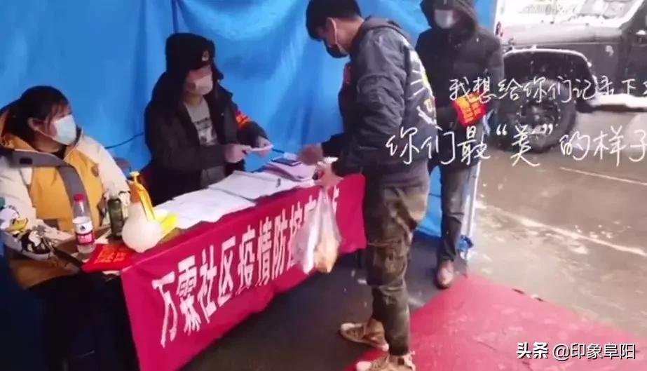 记者拍下了风雪中的防疫人，向你们致敬