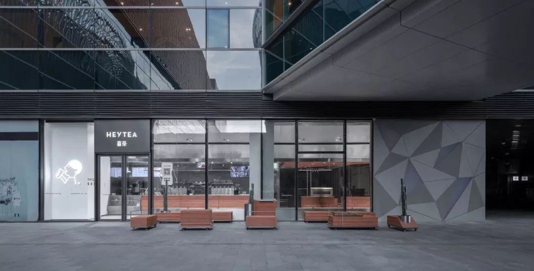 服装人要哭了！年利润4亿、估值90亿的喜茶竟然跨界服装行业？