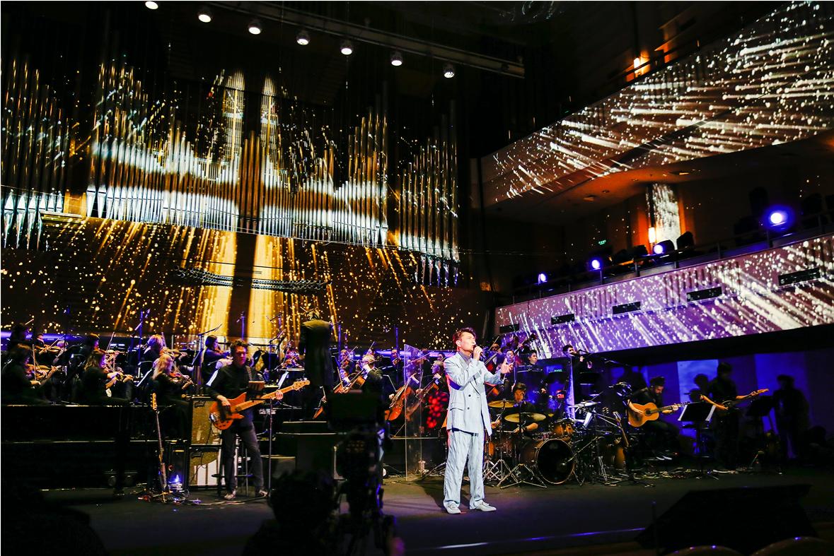 张信哲总有一种信仰让人动容不已,张信哲的宽容让我们明白了什么