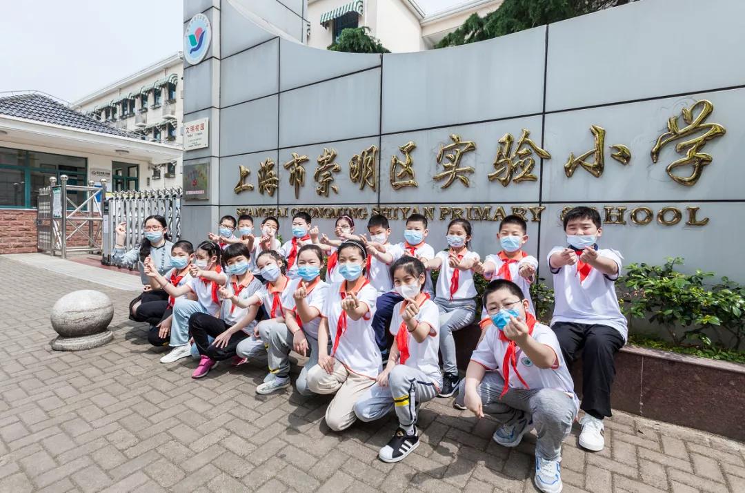 “嘿，我们开学啦！”今日返校师生自拍留念这一刻