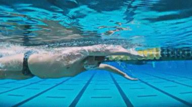 自由泳两次腿是交叉打腿吗,自由泳对角线二次打腿练习