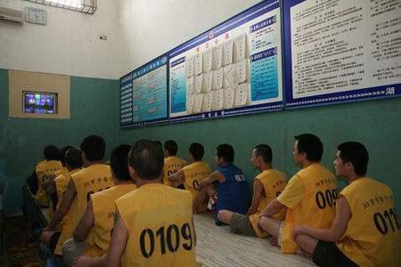 看守所送衣服星期天可以送吗,能送衣服给监狱人员吗