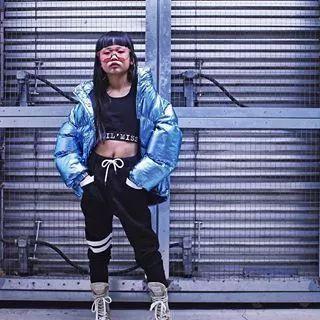 9岁小姑娘滑板视频,9岁滑板女孩