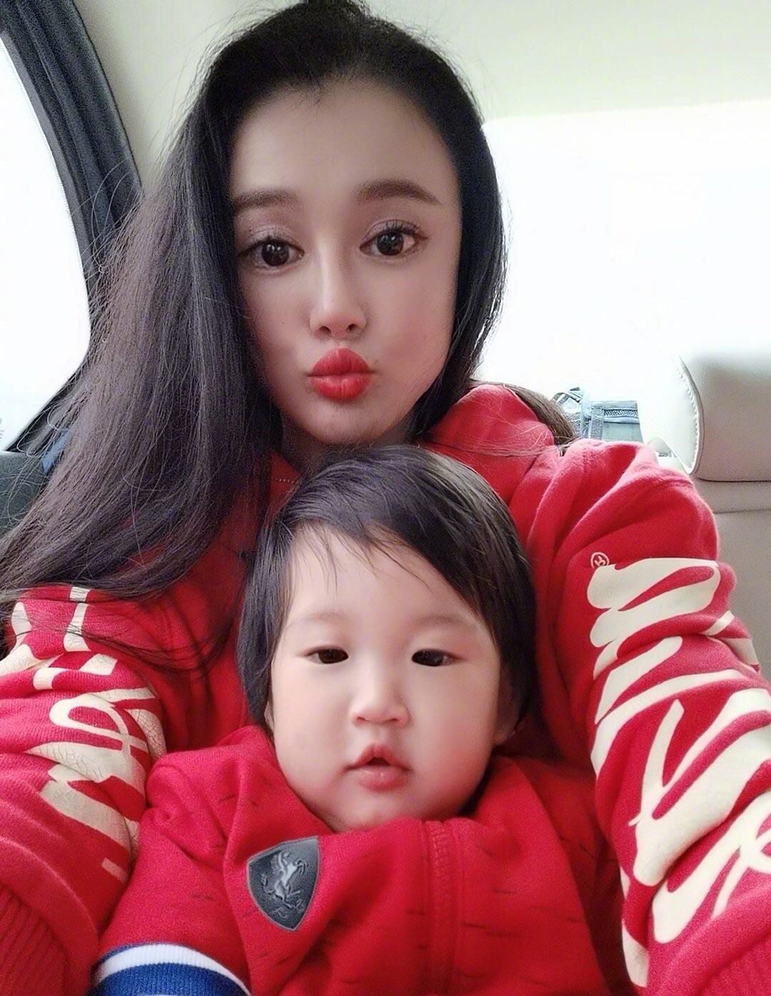 冉莹颖与两个儿子合照,冉莹颖晒与老公拥抱照