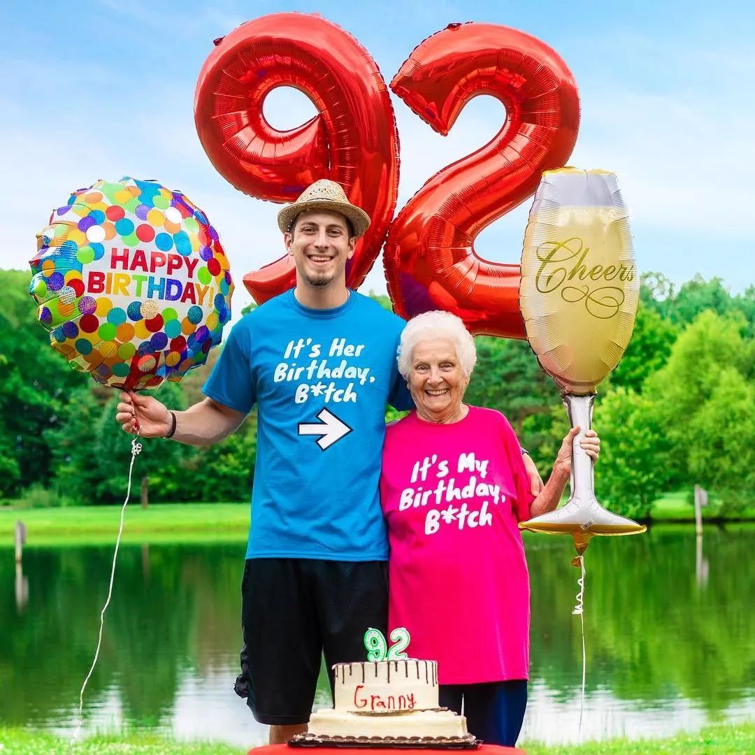 93岁奶奶恶搞27岁孙子,一夜爆红!1300万网友围观:奶奶太坑了