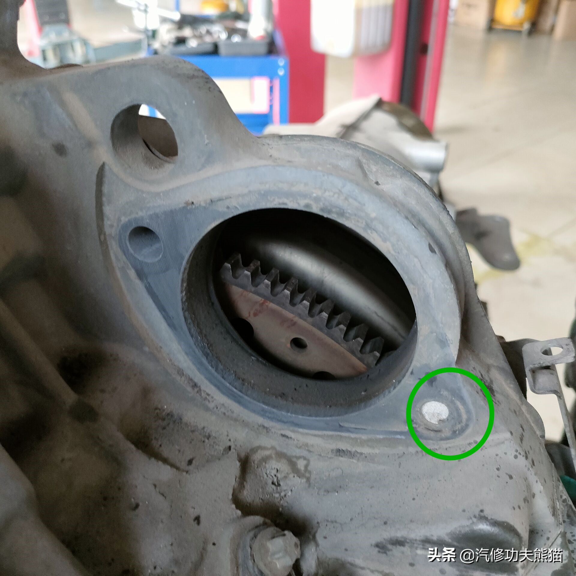 宝马e90325i2007款,宝马e90漏机油通病