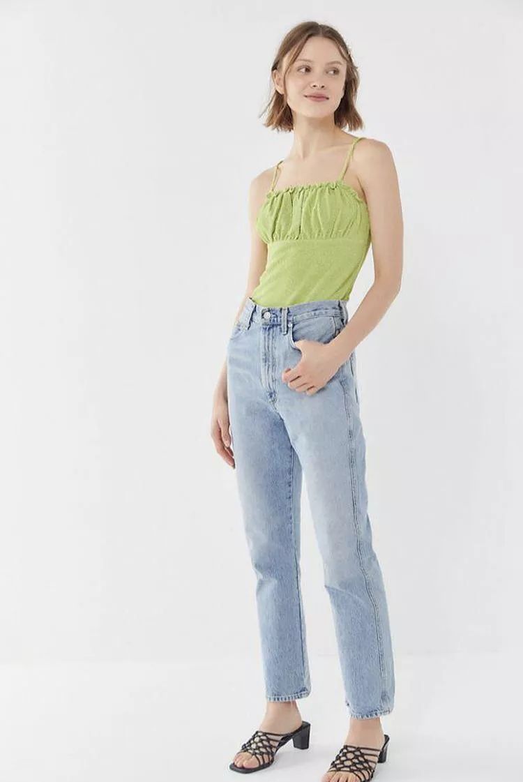 牛油果绿穿出夏季里自己的风格,牛油果色跟什么颜色一起穿才好看